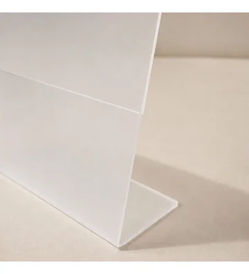 Detail van matte transparante drukwerkhouder met voet